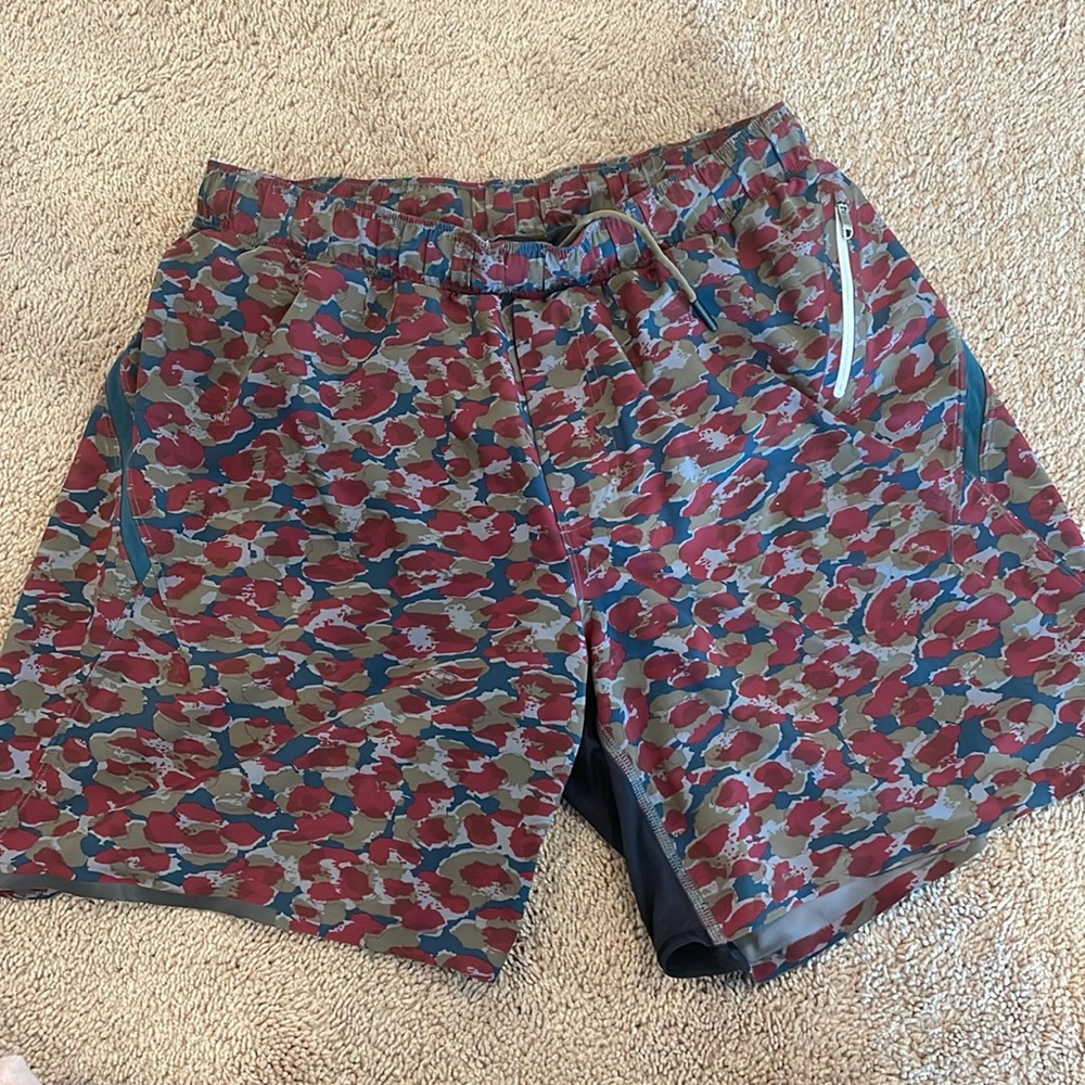 Lululemon core Camo mini print shorts